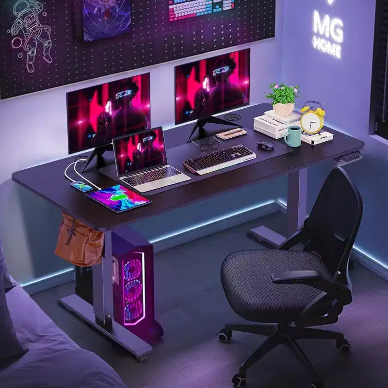 Bureau d'ordinateur électrique debout à hauteur réglable 63x24 avec prise, roulettes, cadre à double faisceau et tapis de souris