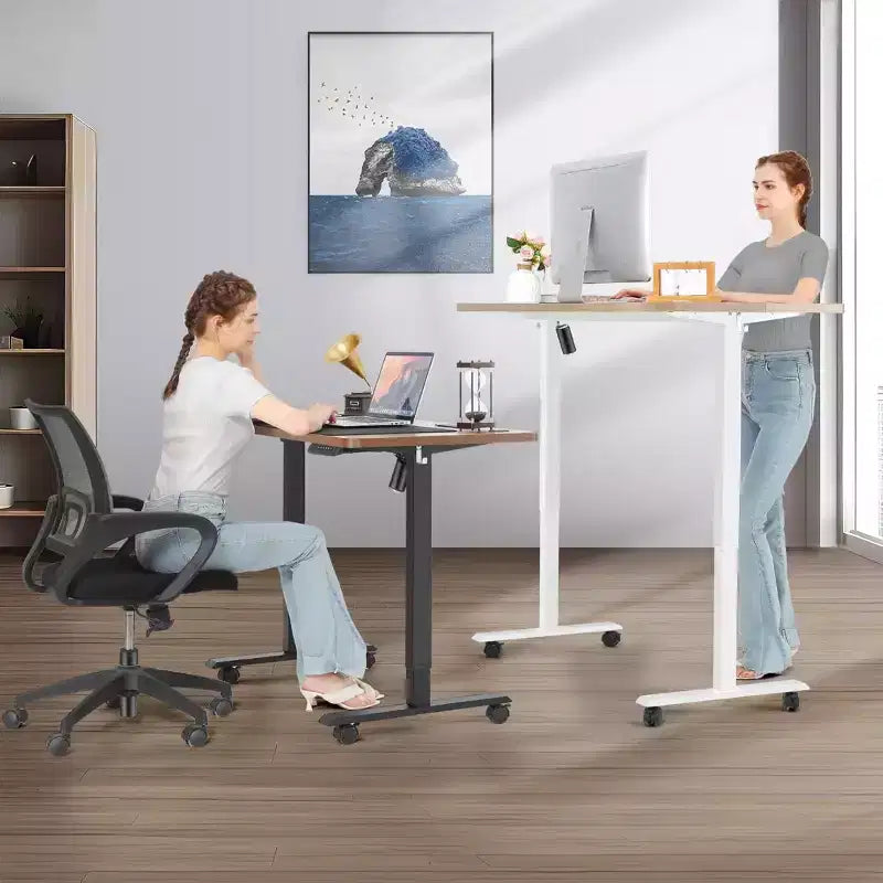 Bureau d'ordinateur électrique debout à hauteur réglable 63x24 avec prise, roulettes, cadre à double faisceau et tapis de souris