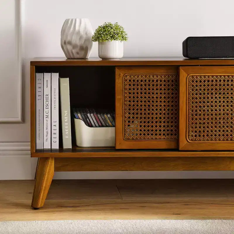 Meuble TV scandinave en rotin de 150 cm pour téléviseurs jusqu'à 65 pouces, base en bois massif avec portes d'armoire en rotin – Bois clair