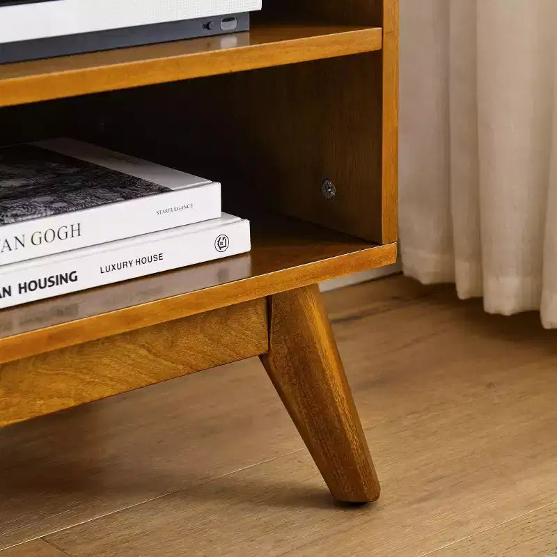Meuble TV scandinave en rotin de 150 cm pour téléviseurs jusqu'à 65 pouces, base en bois massif avec portes d'armoire en rotin – Bois clair