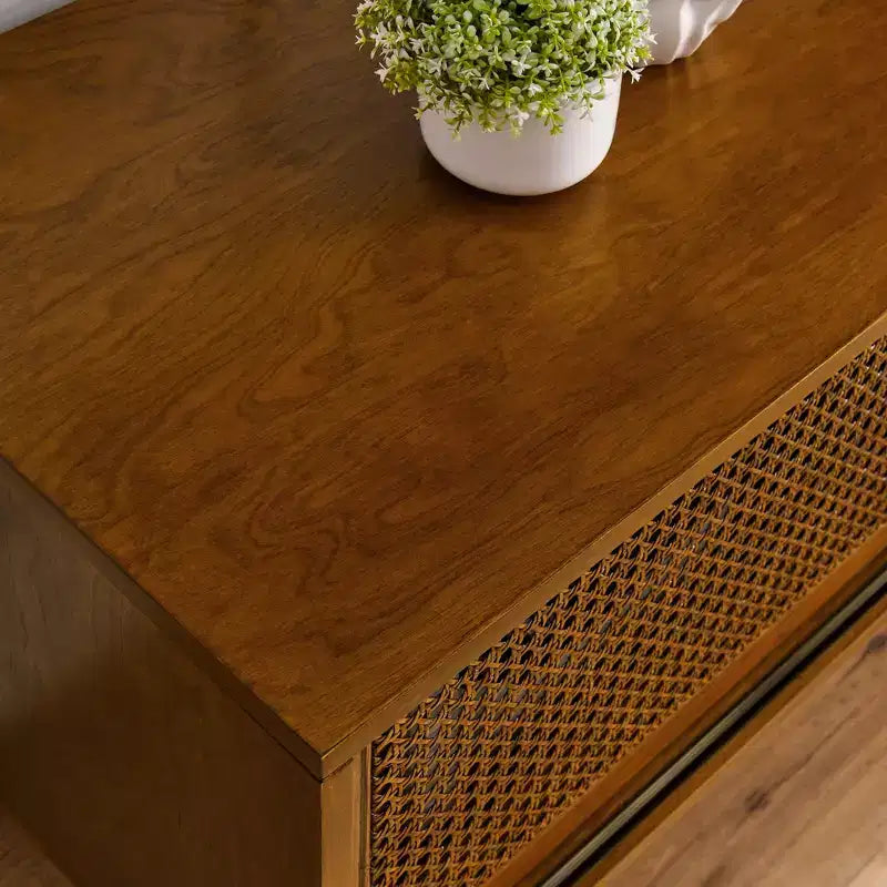 Meuble TV scandinave en rotin de 150 cm pour téléviseurs jusqu'à 65 pouces, base en bois massif avec portes d'armoire en rotin – Bois clair